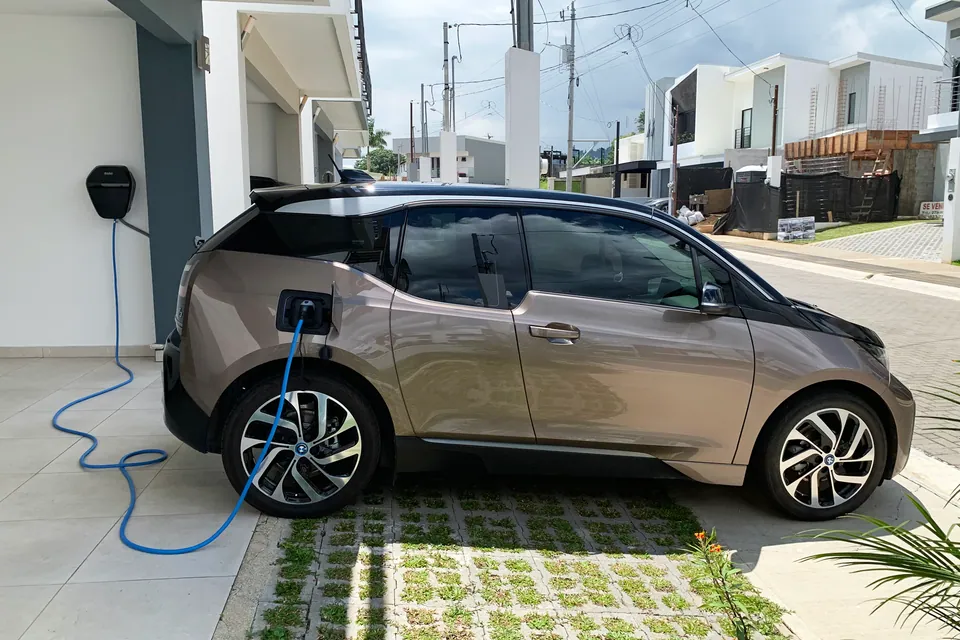 Véhicule électrique raccordé à une borne murale résidentielle