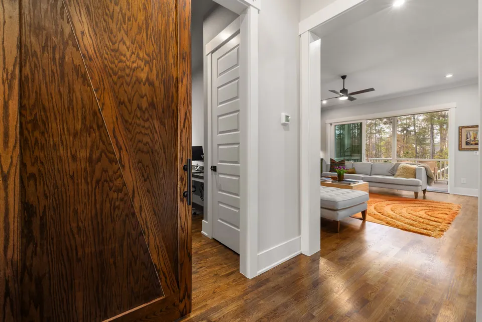 Portes intérieures en bois et laquées blanc dans un séjour contemporain terminé