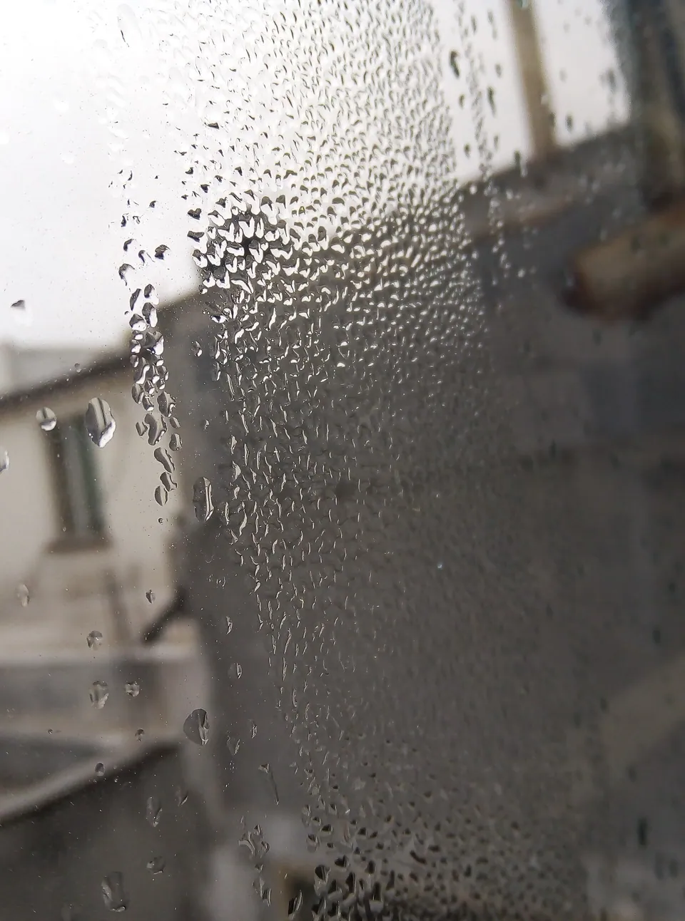 Gouttelettes de condensation sur une fenêtre