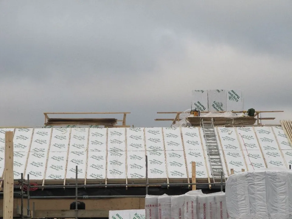 Panneaux isolants sur une toiture en chantier