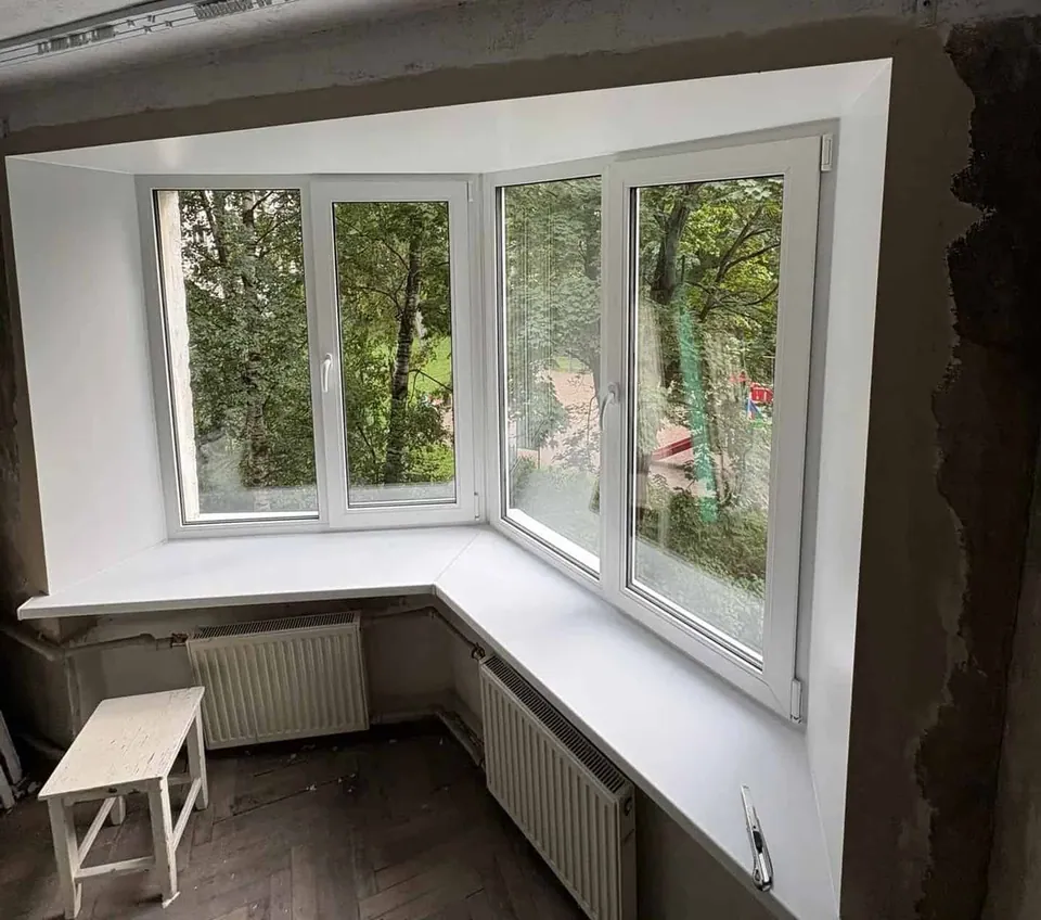 Raccord d’une fenêtre PVC dans une pièce en rénovation