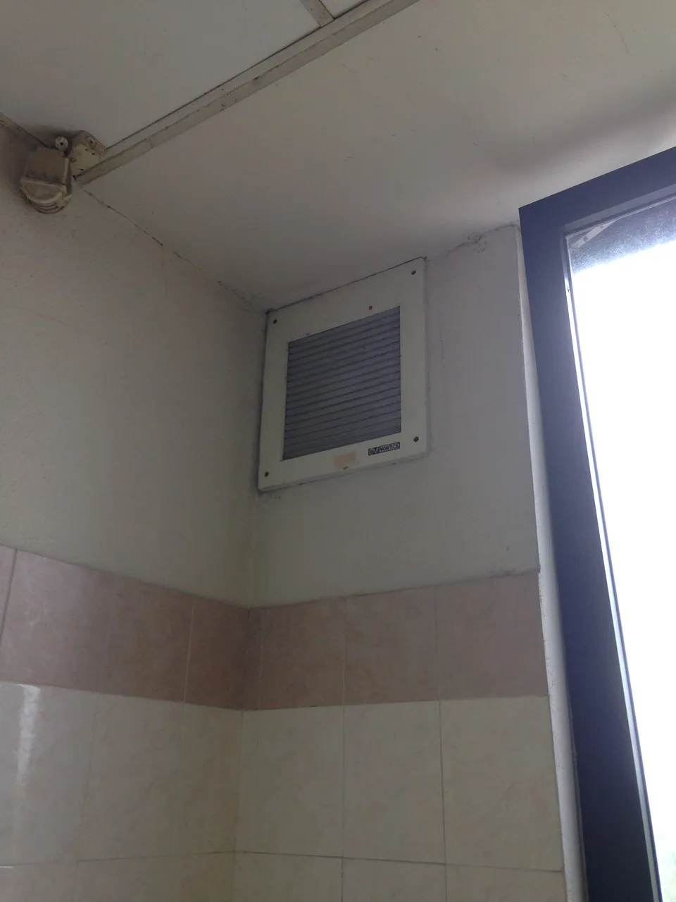 Extracteur de ventilation avec clapets de fermeture